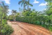 2 Mansions! | Free Pool Heat | Garden & BBQ | Sleeps 22-8 BR