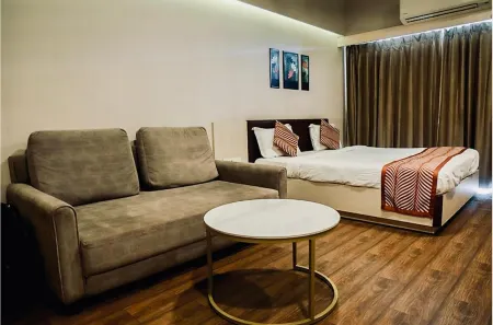 Weekend Address by Honest Homes Отели в г. Сурат