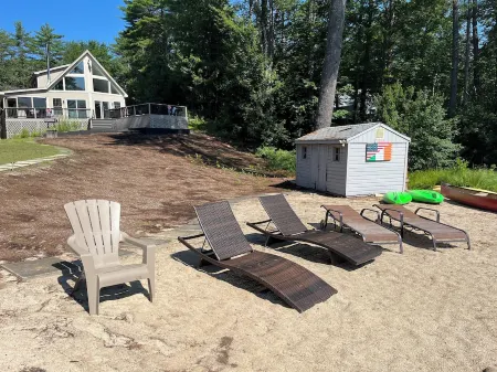 AMAZING LAKEFRONT HOUSE WITH PRIVATE DOCK, PRIVATE BEACH, 4 BEDROOMS, SLEEPS 12+ Отели в г. Уэйкфилд