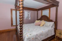 Elegant Victorian 5 bedroom Remodeled House Hotels in McPherson County