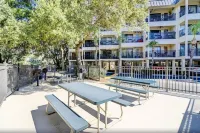 Ocean View Villa Steps to Coligny Beach, Balcony & Pool, Two Beach Bikes