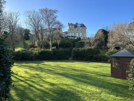 Stylish 1 Bed Apartment with Sea views