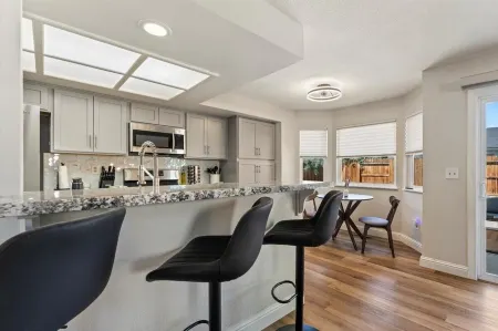 Luxury Home, W/Pool Table; 40 min from Tahoe Отели в г. Спаркс