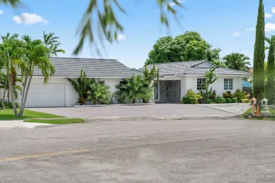 Luxury 7Br Retreat w/ Games, Pool & Mini Golf Hotels near La Caimanera Soccer Fields