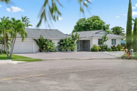 Luxury 7Br Retreat w/ Games, Pool & Mini Golf