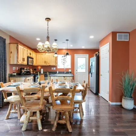 Modern Cabin Vibe, With great back yard to relax in. New furnishings and hot tub
