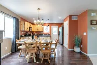 Modern Cabin Vibe, With great back yard to relax in. New furnishings and hot tub - 4성급