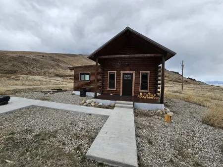 Reboot, Recover, Recreate…Centrally located 20 acre Mill Creek getaway cabin! Отели в г. Анаконда