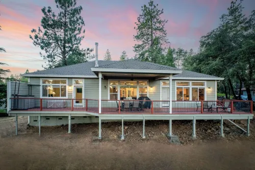 Cozy Sierra foothills home with 3Bedrooms, 2full baths with outdoor deck dinning