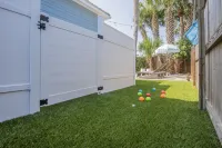 Heated Private Pool. 900 Feet to Beach. Playground. King Beds,Bikes,Beach Chairs