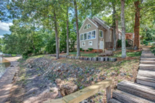 The Regatta-Waterfront Gem with Breathtaking Views & Guest House