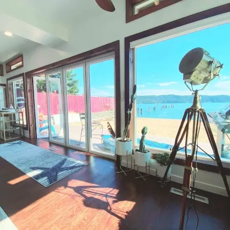 Waterfront beach house 3 minute walk to town.
