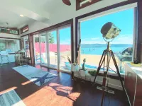 Waterfront beach house 3 minute walk to town.