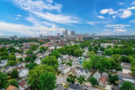 Charming 1-bedroom house with WiFi, AC in peaceful Cleveland 3215