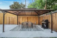 Luxury Home 4 Rooms ~ Pool Table & Poker~ King Bed Hotels in Alief