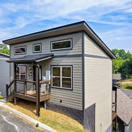 Newly Built Cabin! Hot Tub! Foosball! 5 MI to Pigeon Forge! Mountain Views!