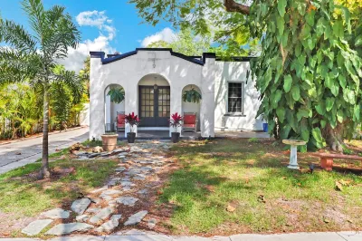The Bungalow - Near Historic Downtown Fort Myers Hotels near Tropical Hardware DO It Best