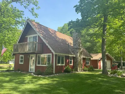 Cozy lake retreat with great views of Houghton Lake. Close to ORV trails.