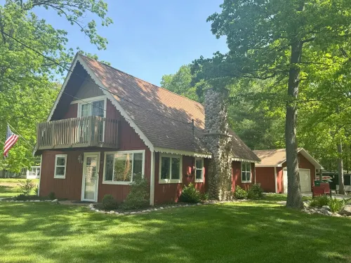 Cozy lake retreat with great views of Houghton Lake. Close to ORV trails.