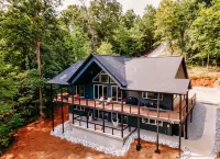 LAKE FRONT - New Build, No Steps to Lake, Quiet Cove, Big Creek -Seasonal Water