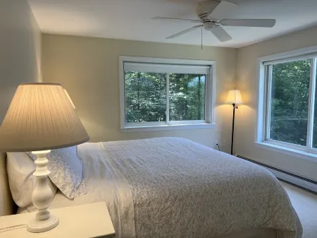 Maine Lake Country Home: Pond + Water Crafts and Ski Отели в г. Тернер