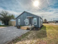 Cozy Cottage in BoomerTown Hotels near West Lindsey Shopping Center