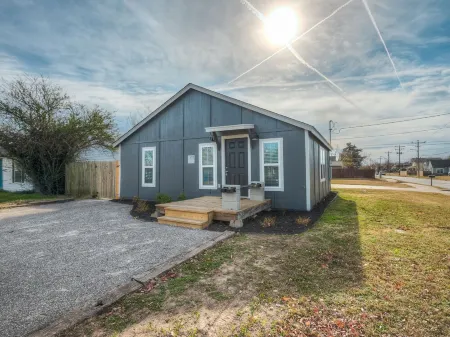 Cozy Cottage in BoomerTown Отели рядом с достопримечательностью «STASH»