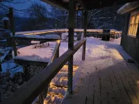 Quiet 3 bedroom cabin in the woods, amazing mountain and lake views, huge deck