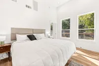 Lux Couples Retreat: Hot Tub & Sleep Number Bed