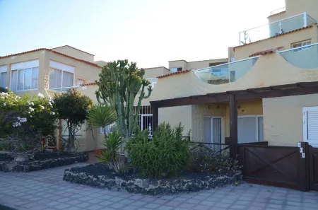 Apartment with balcony and sea view, close to the beach