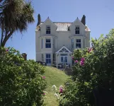 Sea views just yards from restaurants, pubs & shops. Sleeps 16-18, 8 x en-suite.