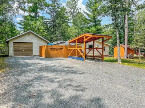 Riverside Retreat: Beautiful River Views & Pet Friendly Hotels in Lake County