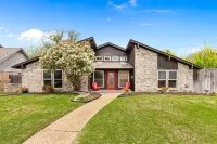 Paradise in Plano-4 bedroom home with pool, spa and jacuzzi suite. Hotels near QuikTrip