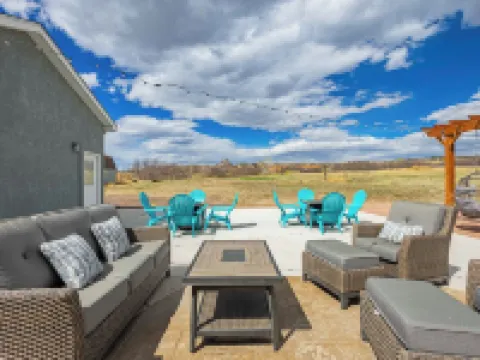 20 ft swim spa! 5 bed, 4 bath, hot tub, 5 acres, game room, north CO Springs! Hotels in Gleneagle