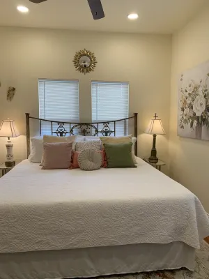 "Henrietta's Magnolia" Located 2 1/2 blocks from historic downtown Breaux Bridge Hotels near Atchafalaya Basin Bridge