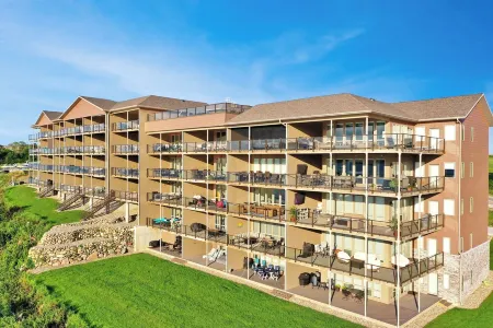 WaterfrontCondo!BridgesBay!AmazingViews!Pets!Pools!Fitness!Arcade!4kingbedrooms!