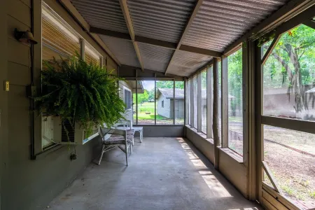 It’s Fall! Cooler Temps, Area Festivals!  Family or Couples Getaway with Pups!