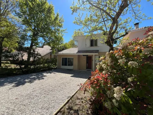 À 300m du lac : "LA Tourniére" Climatisation. 3 Chambres. 2 Sdb Hotels in Biscarrosse