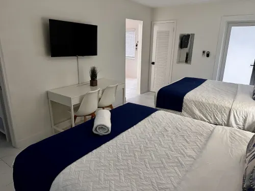 Sapphire by the Sea - Unit 1 - 1 Bedroom 2 Bath, 2 Queen Beds, kitchen, Sleeps 6 Hotel a Lauderdale-by-the-Sea
