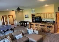 SPACIOUS Lakeside Home in the perfect LOCATION near all the action! - 3つ星