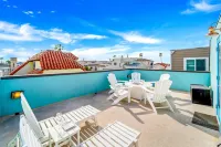Stylish 2-Story 3BR Beach Condo with Rooftop Deck!