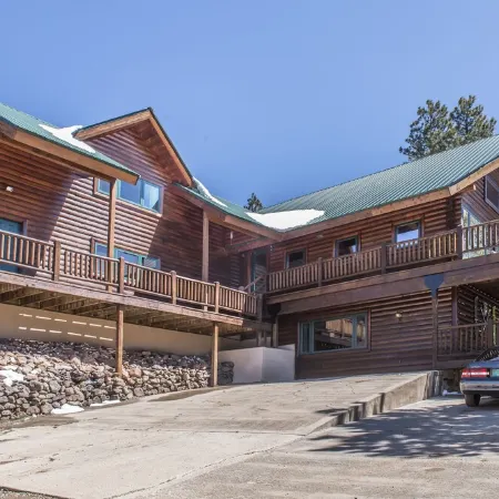 ENCHANTED CIRCLE LODGE-AWESOME MOUNTAIN VIEWS WITH HOT TUB AND SAUNA!