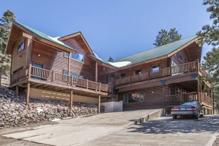 ENCHANTED CIRCLE LODGE-AWESOME MOUNTAIN VIEWS WITH HOT TUB AND SAUNA!