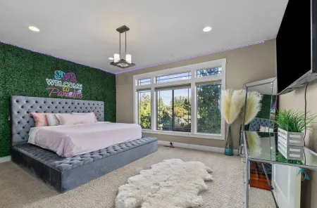 Welcome to your new favorite spot! W/ hot tub!