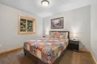 Secluded cabin with your own pond. Waterfront steps away. 30min to ski big mtn