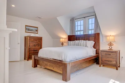 Cape Cod Estate: 2 Homes, Pool, Tennis Court, Game Barn and Bar, Sleeps 20 Hotels near Dexter’s Grist Mill