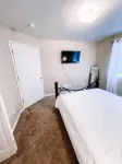 *Stylish Entire Apartment. FREE Parking/Wifi/Hulu*