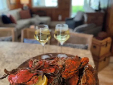 Charming 3-bedroom house in Deltaville with Stunning Views and Beautiful garden! โรงแรมในMiddlesex County