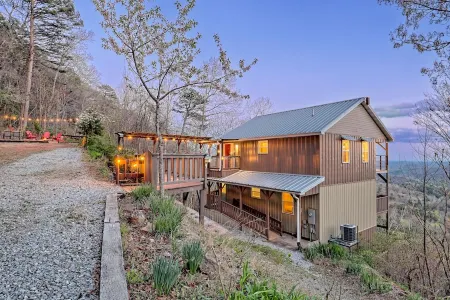 Great Views! Great Rates! King Bed, Firepit, Gas Grill, Dogs Free! Book Today!