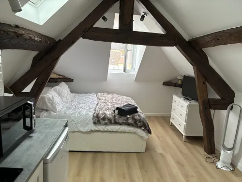 Come and discover our charming apartment on the heights of old Pontoise.